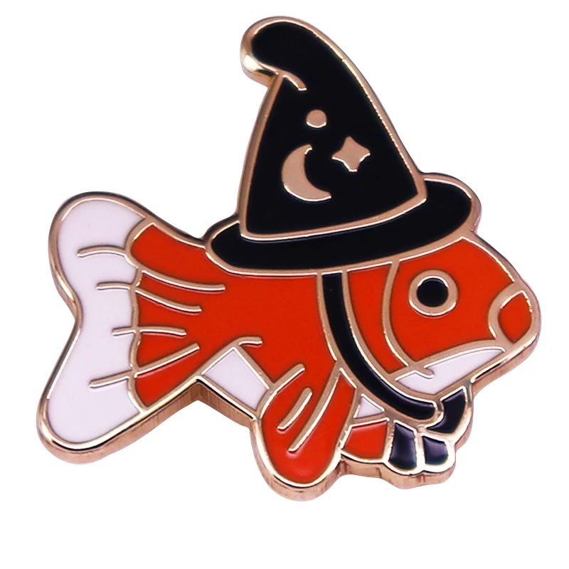 A2524 Magic Fish Kreativní Brož Roztomilý zlatá Rybka S Witch Hat Smalt Kolíky pro Přátele Kreslený Odznaky Taška Klopě Pin Děti Šperky